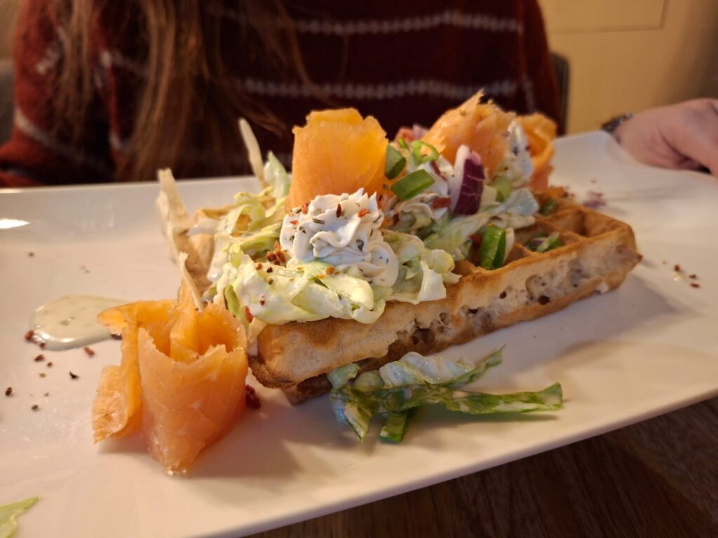 waffle salati, Waffle di Bruxelles con salmone servito da House of Waffles a Bruges