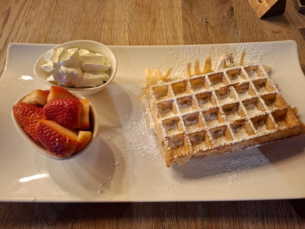 Waffle di Bruxelles con fragole e panna servito da House of Waffles a Bruges