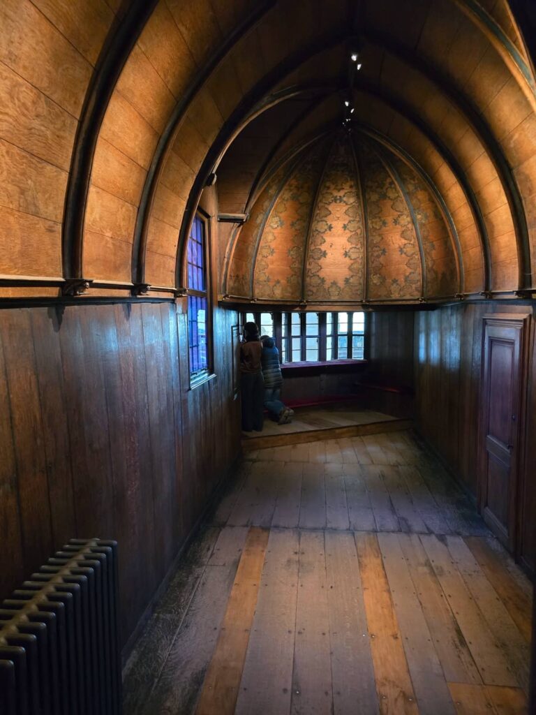 sala di Gruuthusemuseum che da all'interno della chiesa di nostra signora