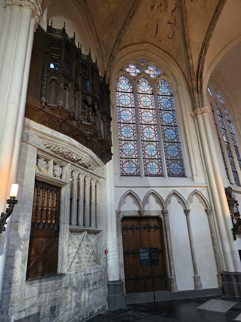 Gruuthusemuseum che affaccia dentro alla chiesa di nostra signora