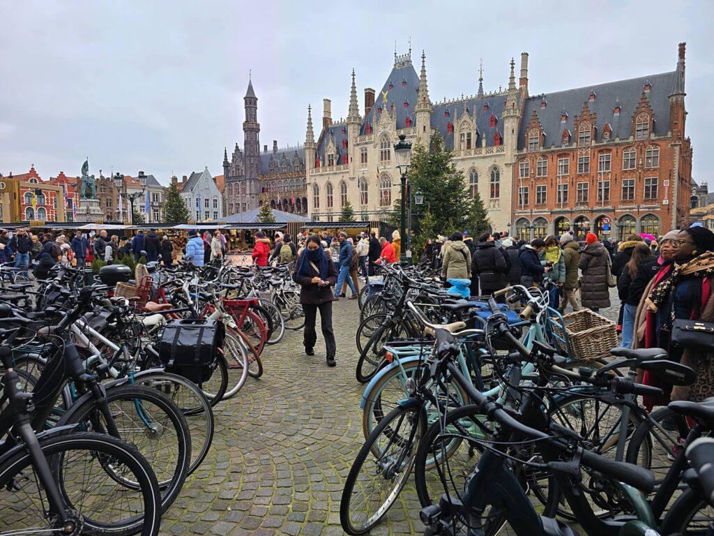 Cosa vedere a Bruges: guida completa alla perla delle Fiandre che ti ruba il cuore 4 cosa vedere a Bruges, piazza Market