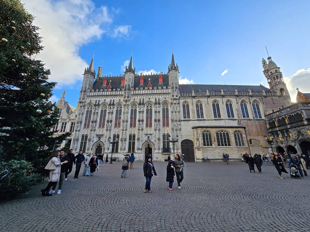 facciata esterna Stadhuis, musei bruges