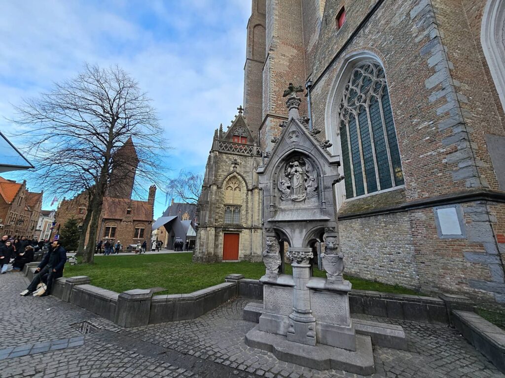 Cosa vedere a Bruges: guida completa alla perla delle Fiandre che ti ruba il cuore 86 esterno Chiesa di Nostra Signora (O.L.V.)