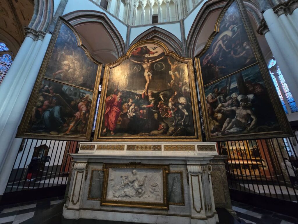 Cosa vedere a Bruges: guida completa alla perla delle Fiandre che ti ruba il cuore 89 interno Chiesa di Nostra Signora (O.L.V.)