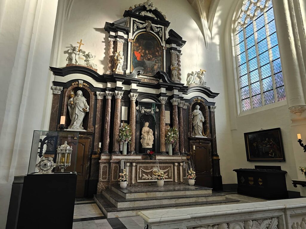 Cosa vedere a Bruges: guida completa alla perla delle Fiandre che ti ruba il cuore 91 Chiesa di Nostra Signora (O.L.V.), madonna con bambino michelangelo