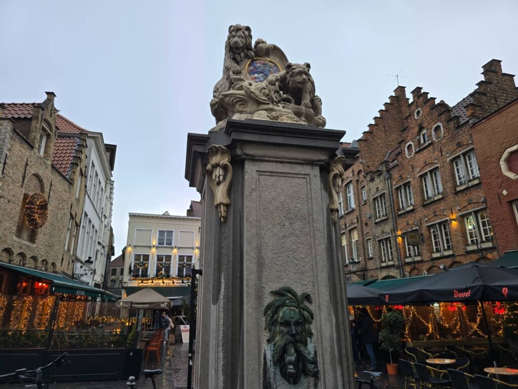Cosa vedere a Bruges: guida completa alla perla delle Fiandre che ti ruba il cuore 44 la fontana di Eiermarkt, bruges