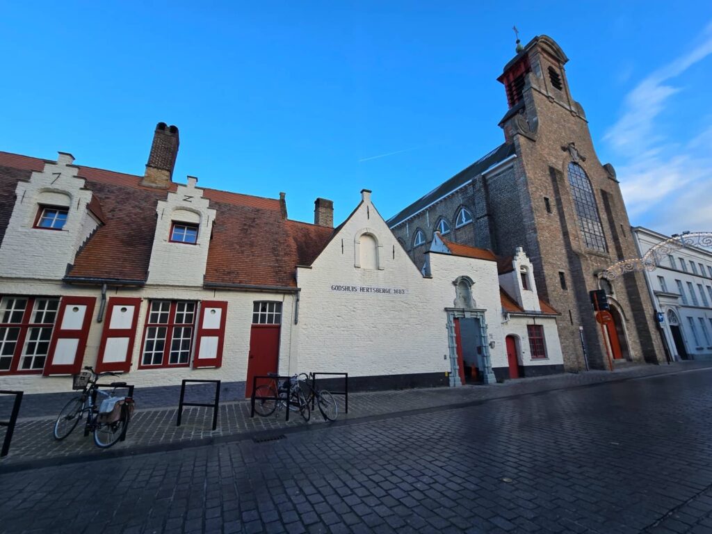 Cosa vedere a Bruges: guida completa alla perla delle Fiandre che ti ruba il cuore 139 Godshuis Hertsberge: l'antico rifugio del silenzio