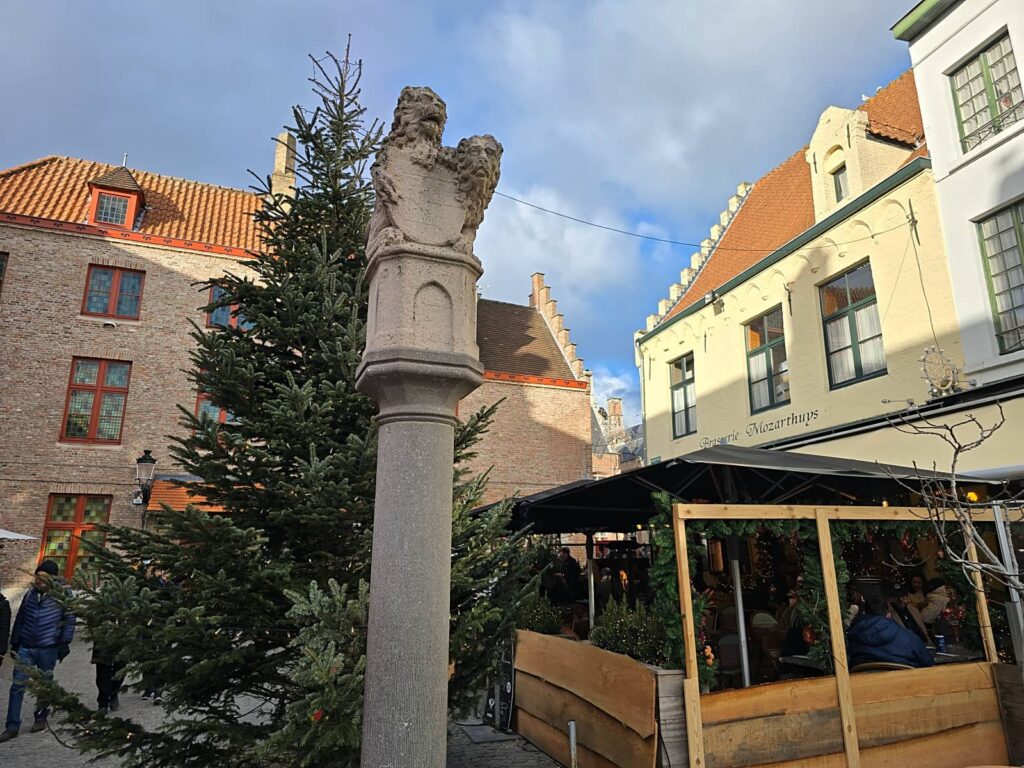 Cosa vedere a Bruges: guida completa alla perla delle Fiandre che ti ruba il cuore 58 Huidenvettersplein, la piazza dei conciatori bruges