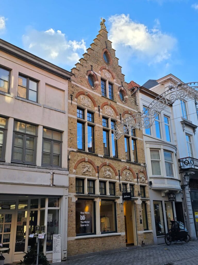 Cosa vedere a Bruges: guida completa alla perla delle Fiandre che ti ruba il cuore 169 Il Leone Dorato di Noordzandstraat 2