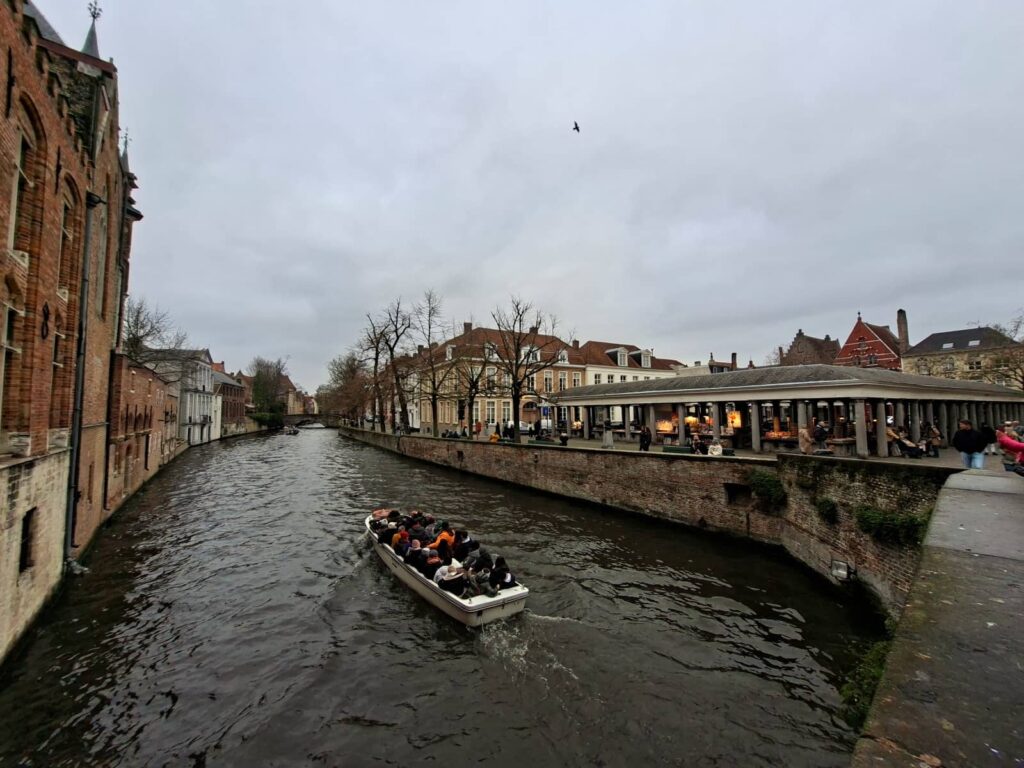 Cosa vedere a Bruges: guida completa alla perla delle Fiandre che ti ruba il cuore 55 Mercato del pesce Vismarkt bruges