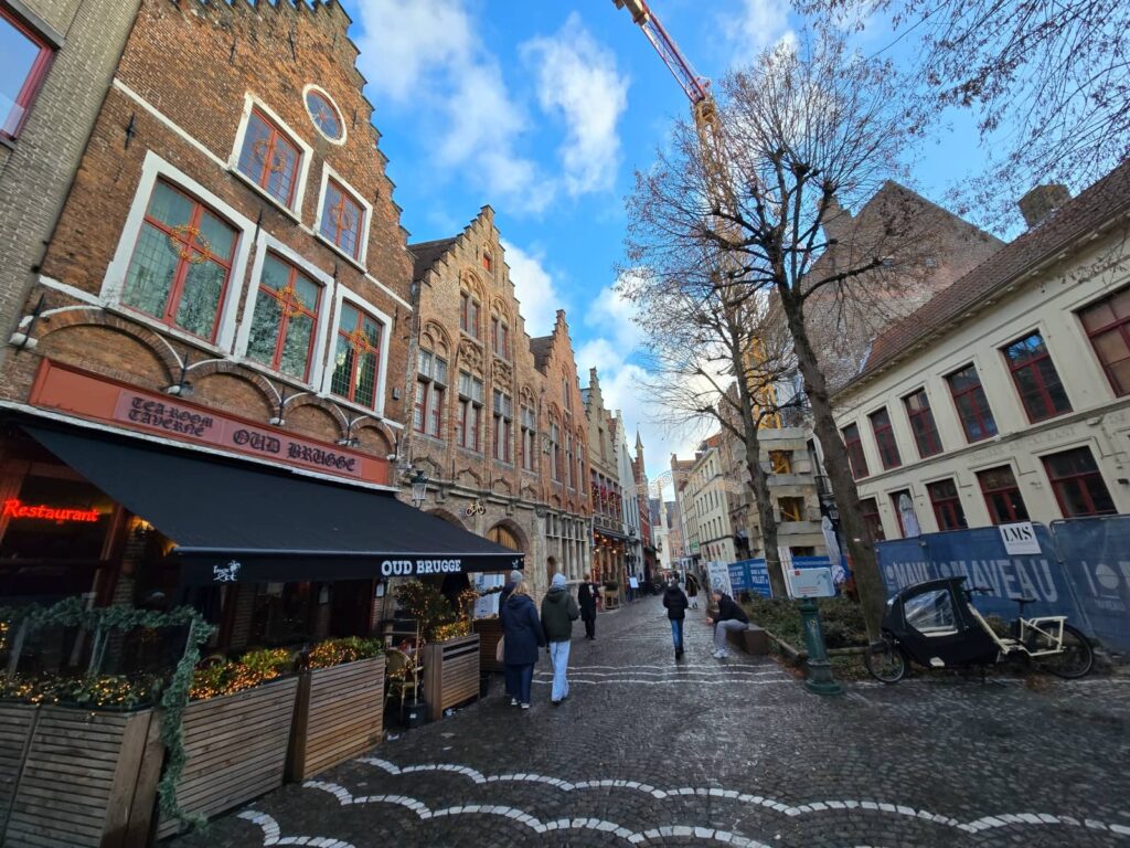 Cosa vedere a Bruges: guida completa alla perla delle Fiandre che ti ruba il cuore 112 Oude Burg e Sint-Amandsplein
