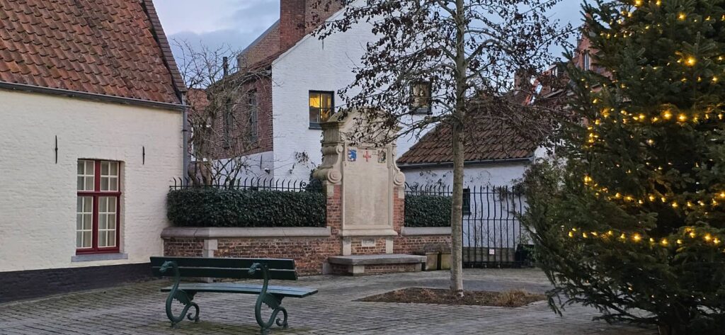 Cosa vedere a Bruges: guida completa alla perla delle Fiandre che ti ruba il cuore 188 Piazza Kantwerkstersplein, monumento ai caduti