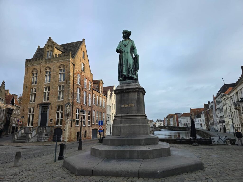 Cosa vedere a Bruges: guida completa alla perla delle Fiandre che ti ruba il cuore 159 Piazza Van Eyck, cosa vedere a bruges
