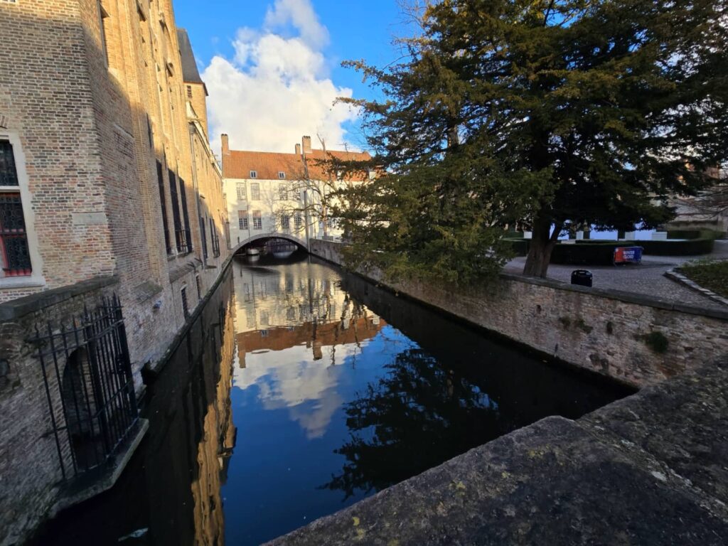 Cosa vedere a Bruges: guida completa alla perla delle Fiandre che ti ruba il cuore 70 ponte di bonifacio e parco Hof Arents con viste sui canali