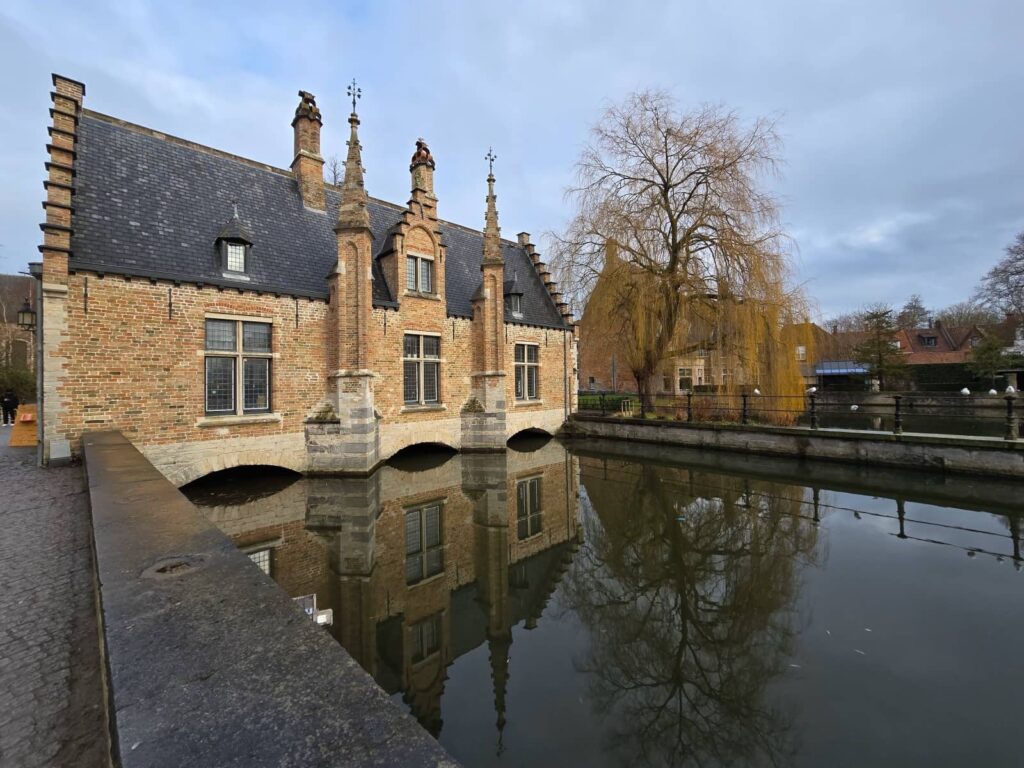Cosa vedere a Bruges: guida completa alla perla delle Fiandre che ti ruba il cuore 145 Sashuis, minnewater, lago amore Bruges