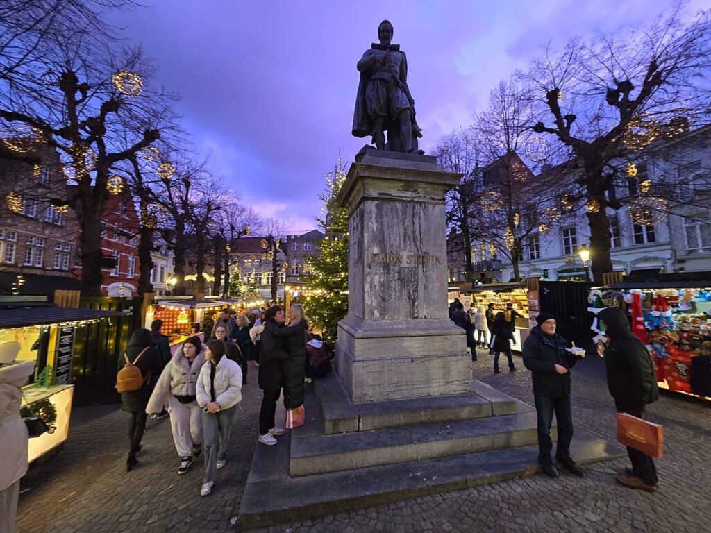 Cosa vedere a Bruges: guida completa alla perla delle Fiandre che ti ruba il cuore 117 statua di Simon Stevin. Bruges