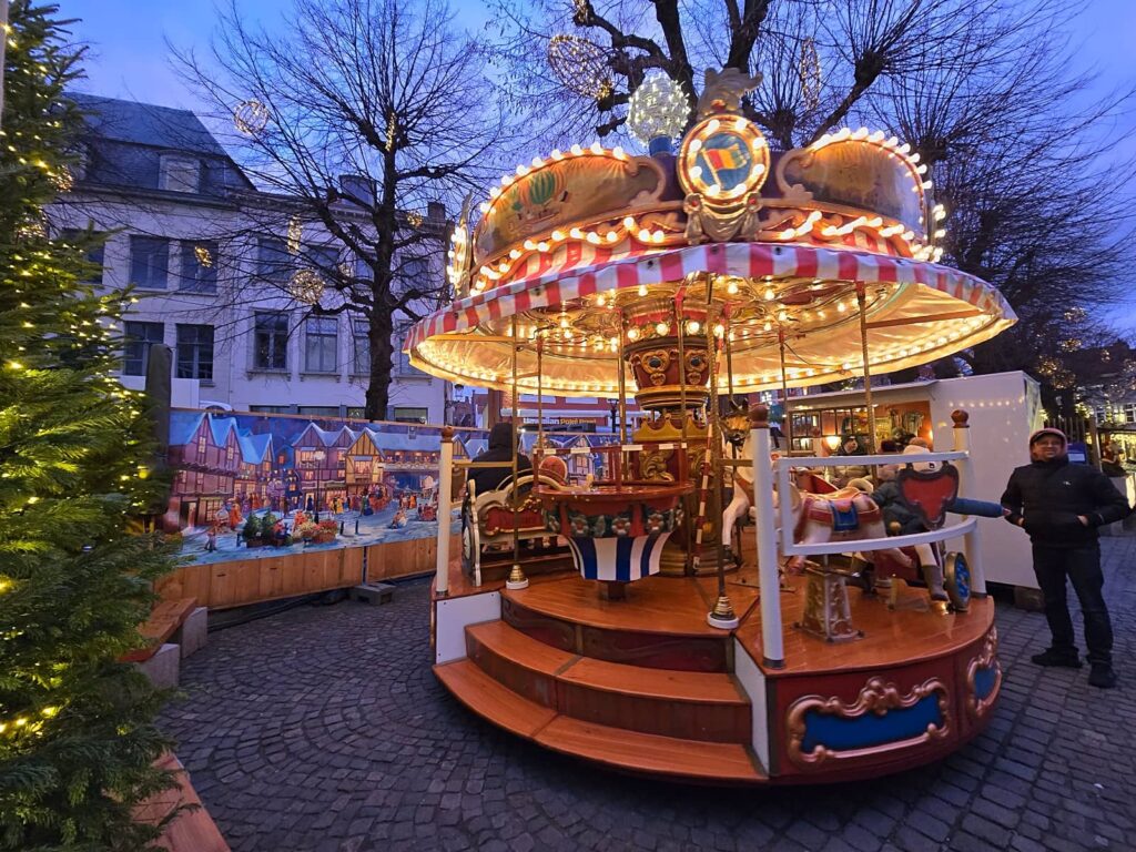 Cosa vedere a Bruges: guida completa alla perla delle Fiandre che ti ruba il cuore 116 Simon Stevinplein, bruges a natale