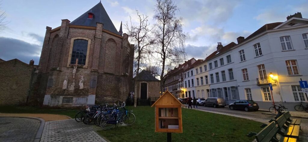 Cosa vedere a Bruges: guida completa alla perla delle Fiandre che ti ruba il cuore 195 Sint-Annaplein e chiesa di sant'Anna, bruges