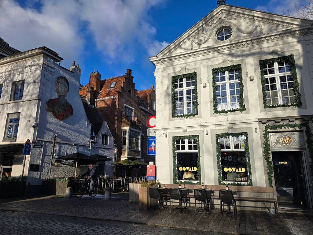 Cosa vedere a Bruges: guida completa alla perla delle Fiandre che ti ruba il cuore 201 Street Art di Hauwerstraat