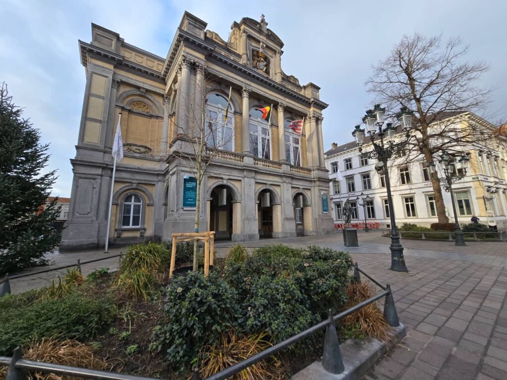 Cosa vedere a Bruges: guida completa alla perla delle Fiandre che ti ruba il cuore 158 Teatro Municipale bruges e statua di Papageno