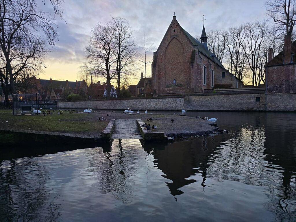 Cosa vedere a Bruges: guida completa alla perla delle Fiandre che ti ruba il cuore 127 Wijngaardplein e vista sul beghinaggio delle vigne