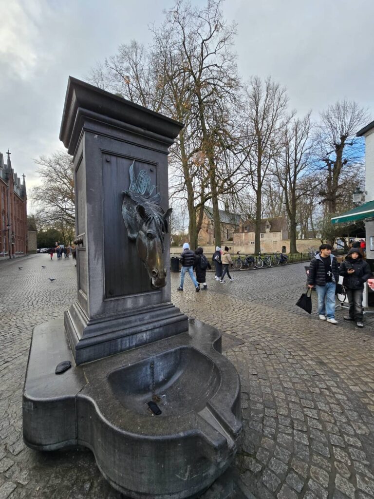 Cosa vedere a Bruges: guida completa alla perla delle Fiandre che ti ruba il cuore 126 Wijngaardplein horse drinking fountain