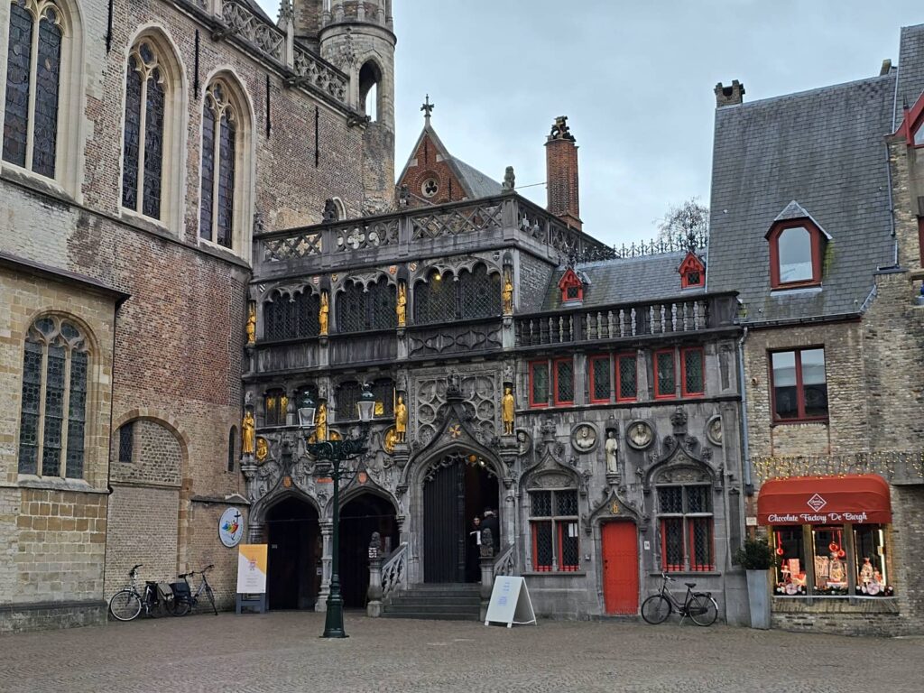 Cosa vedere a Bruges: guida completa alla perla delle Fiandre che ti ruba il cuore 37 Basilica del Santo Sangue Bruges