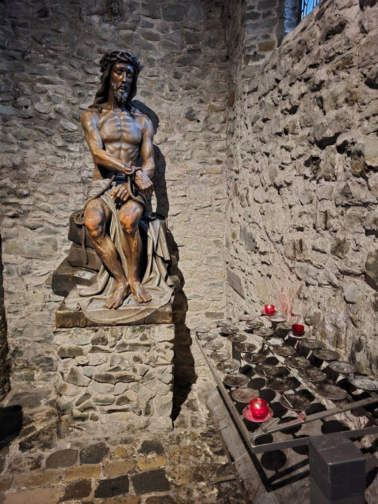 Cosa vedere a Bruges: guida completa alla perla delle Fiandre che ti ruba il cuore 38 Basilica del Santo Sangue