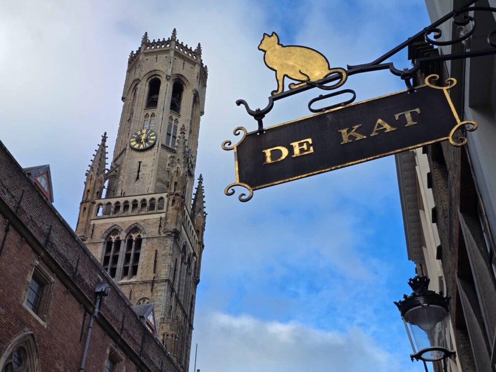 Cosa vedere a Bruges: guida completa alla perla delle Fiandre che ti ruba il cuore 165 Il Gatto d'Oro (De Gouden Kat)