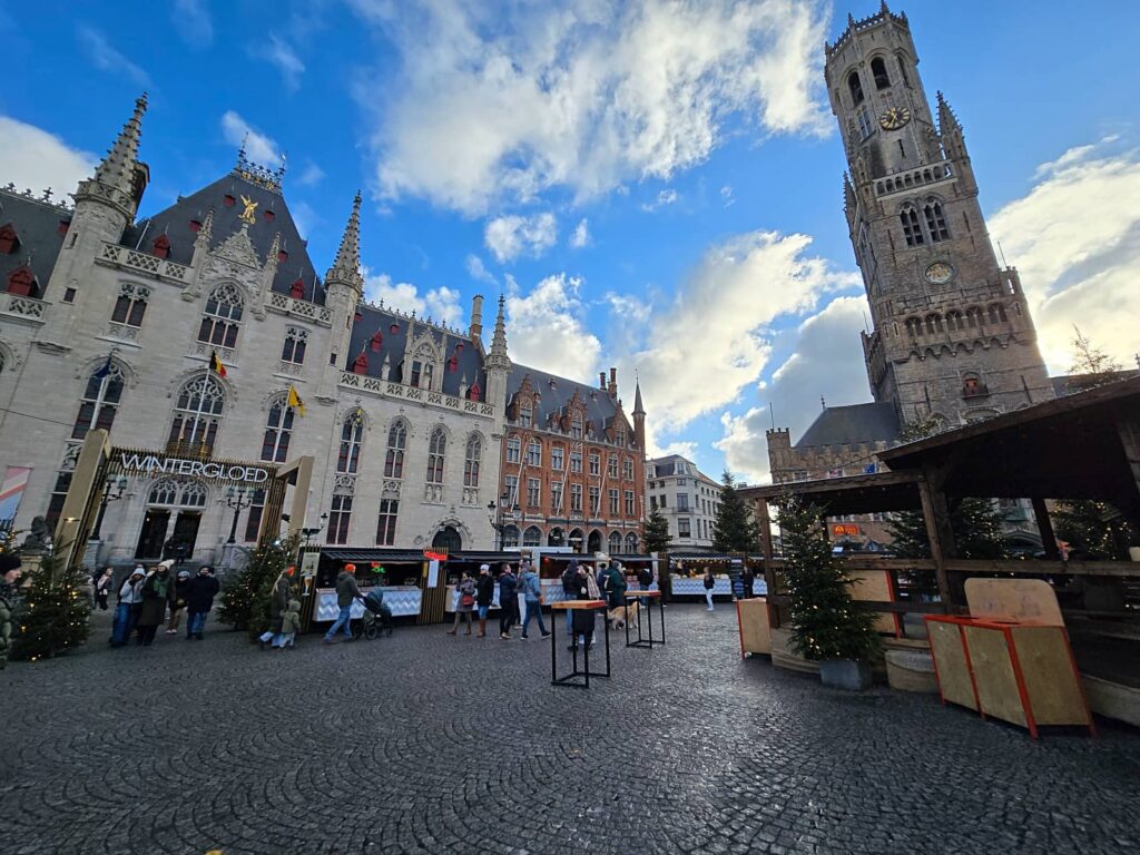 Cosa vedere a Bruges: guida completa alla perla delle Fiandre che ti ruba il cuore 24 Provinciaal Hof e belfort, piazza del mercato Bruges