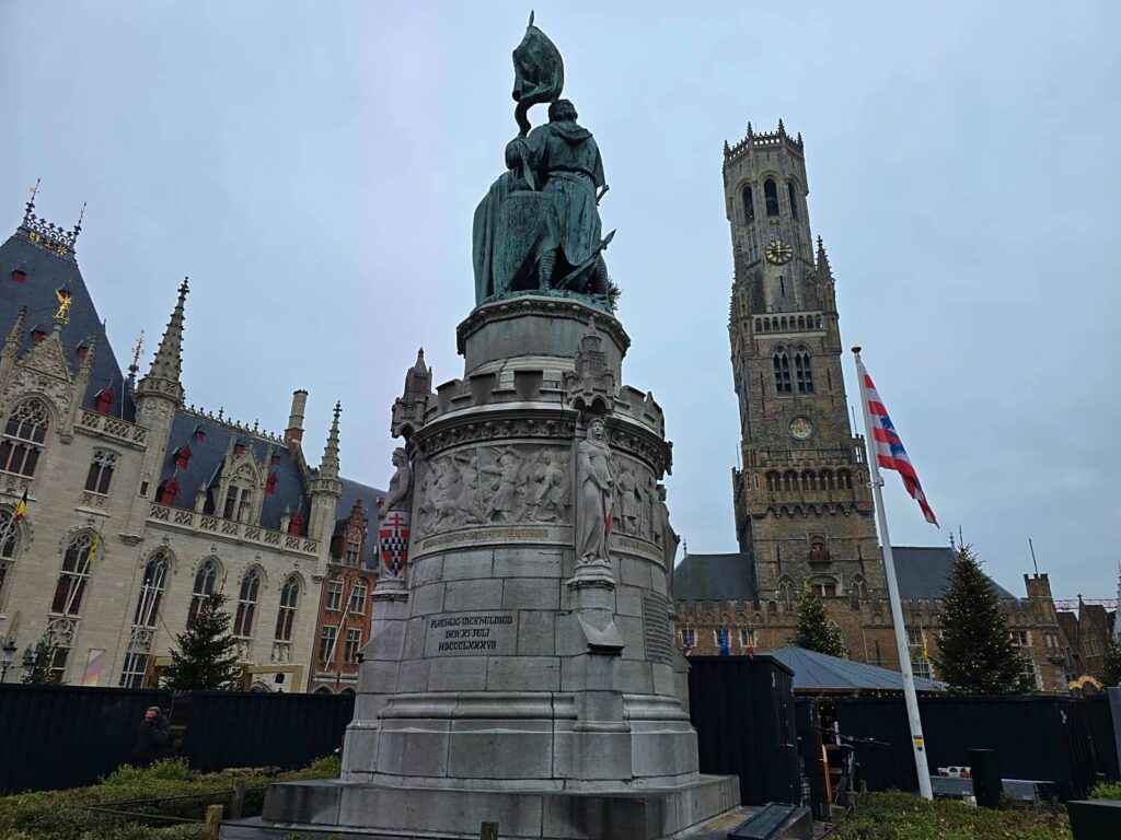 Cosa vedere a Bruges: guida completa alla perla delle Fiandre che ti ruba il cuore 12 piazza markt bruges e monumento a Jan Breydel e Pieter de Coninck
