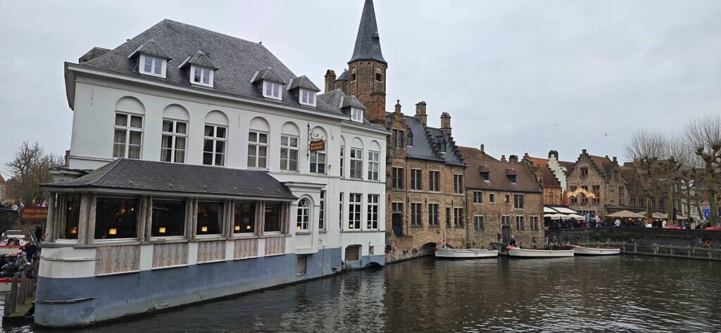 Cosa vedere a Bruges: guida completa alla perla delle Fiandre che ti ruba il cuore 57 scorcio sul ristorante il duca di borgogna