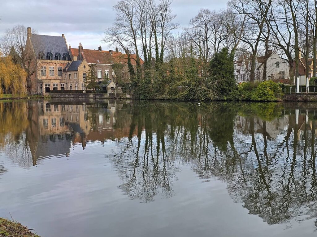 Cosa vedere a Bruges: guida completa alla perla delle Fiandre che ti ruba il cuore 143 Minnerwater, il lago dell'amore