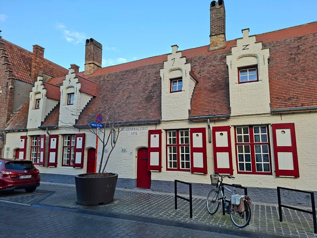 Cosa vedere a Bruges: guida completa alla perla delle Fiandre che ti ruba il cuore 136 le antiche case di carita 2