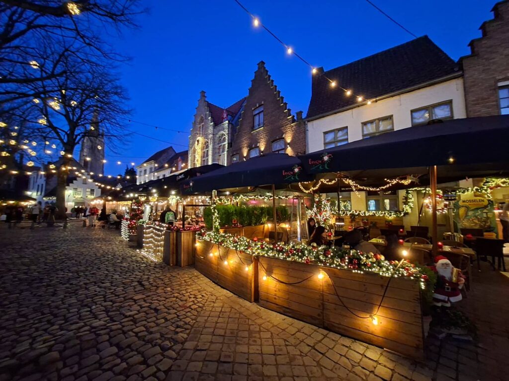 Cosa vedere a Bruges: guida completa alla perla delle Fiandre che ti ruba il cuore 122 piazza Walplein Bruges, davanti a De Halve Maan