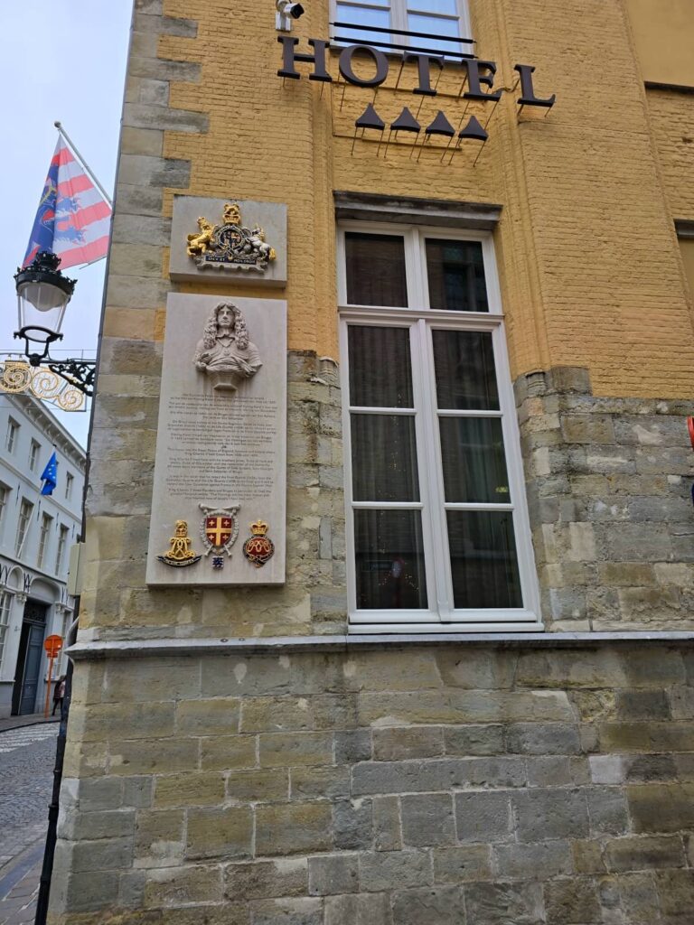 Cosa vedere a Bruges: guida completa alla perla delle Fiandre che ti ruba il cuore 54 targa re carlo II d'inghilterra a Bruges