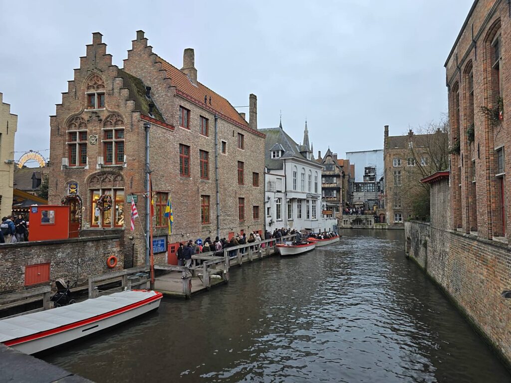 Cosa vedere a Bruges: guida completa alla perla delle Fiandre che ti ruba il cuore 56 zona Mercato del pesce Vismarkt