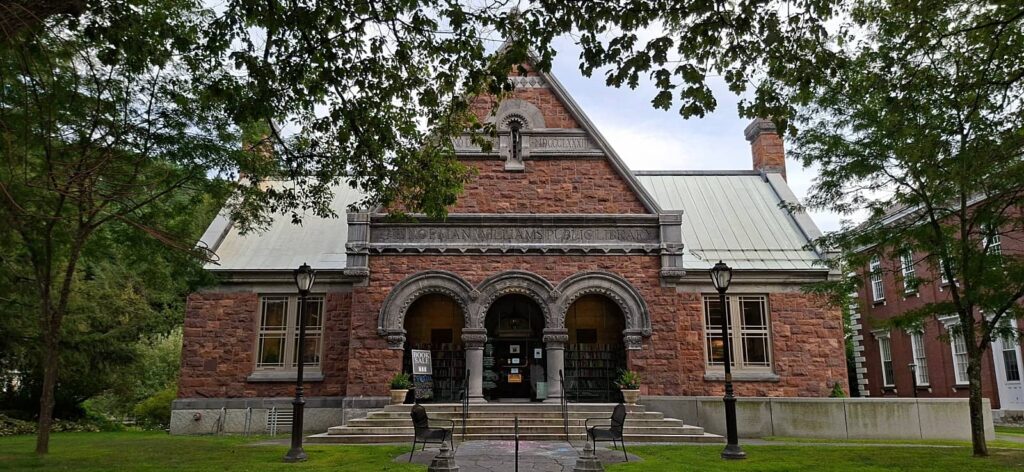 Cosa vedere a Woodstock Vermont: guida al villaggio più bello del New England 7 facciata esterna Norman Williams Public Library, Woodstock Vermont