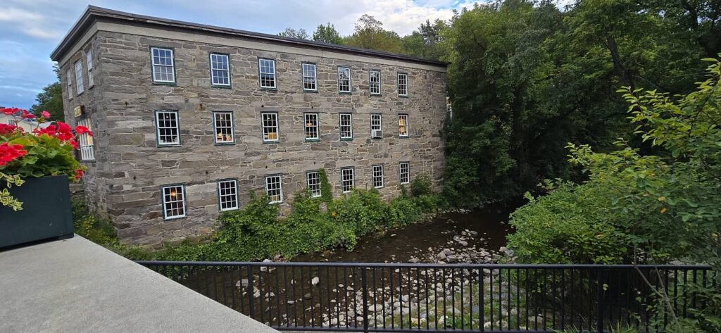 Cosa vedere a Woodstock Vermont: guida al villaggio più bello del New England 21 scorsi su Ottauquechee River, woodstock vermont