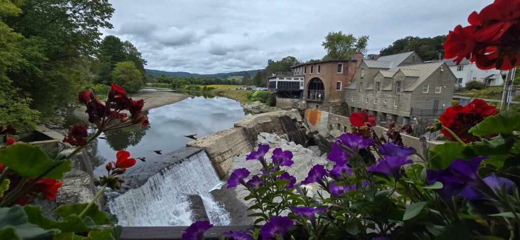Cosa vedere a Woodstock Vermont: guida al villaggio più bello del New England 49 Quechee Covered Bridge, Simon Pearce e la cascata