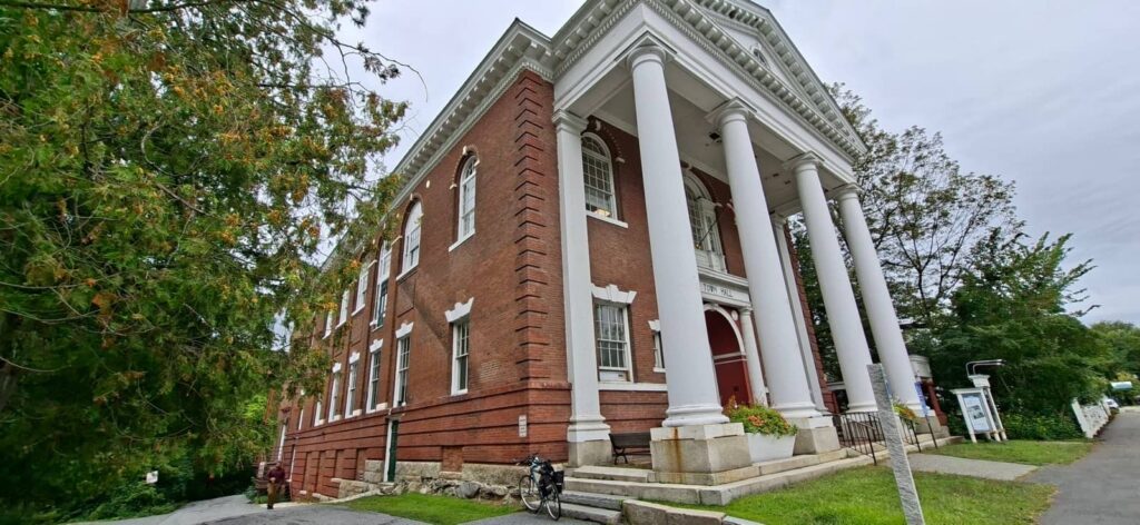 Cosa vedere a Woodstock Vermont: guida al villaggio più bello del New England 6 Woodstock Town Hall