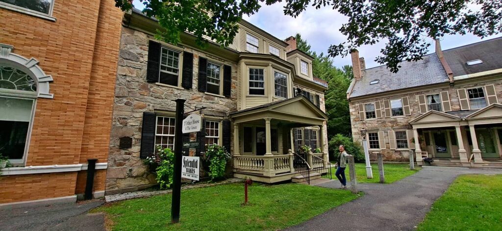 Cosa vedere a Woodstock Vermont: guida al villaggio più bello del New England 5 centro storico di woodstock vermont, edifici affacciati sul the green