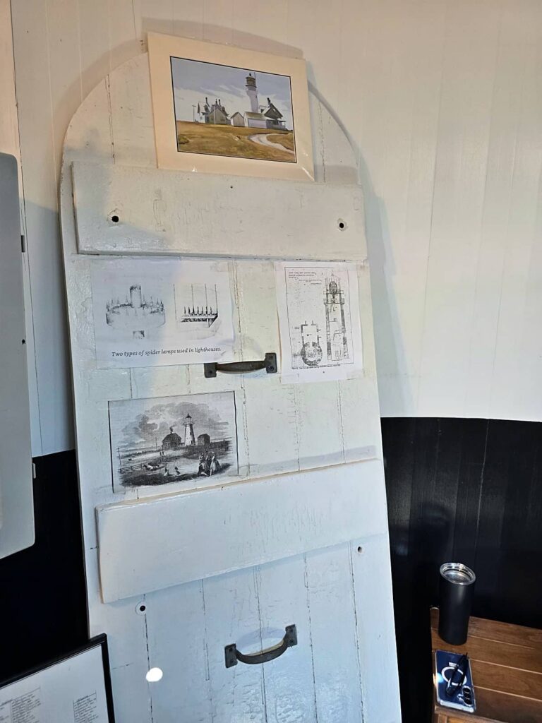 Highland Light a Truro: lo storico faro di Cape Cod salvato dall'oceano 27 lenti del faro Highland Light, Cape Cod