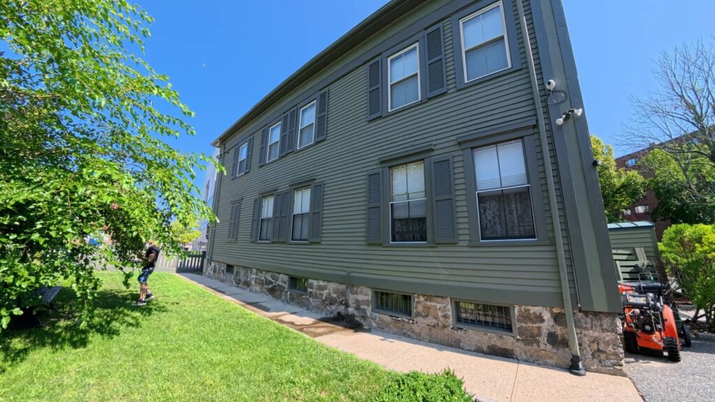retro della lizzie borden house e albero di pere