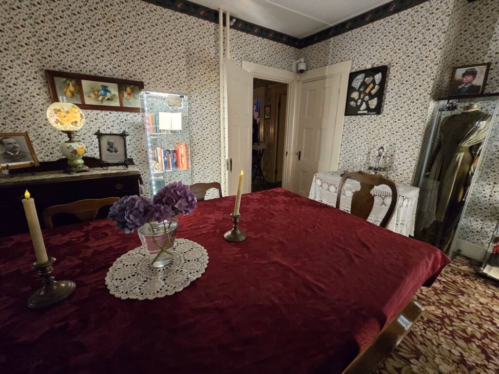 dentro lizzie bordn house, la sala da pranzo