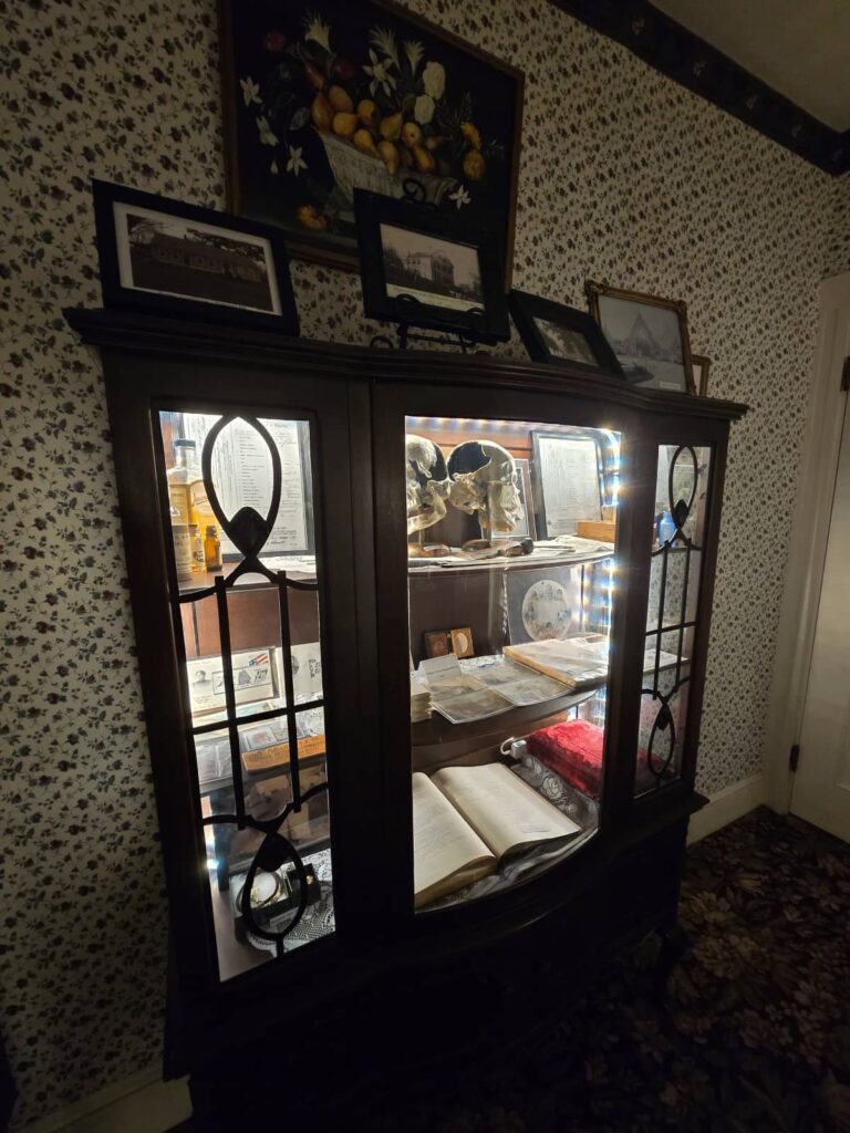 reperti storici in mostra alla lizzie borden house