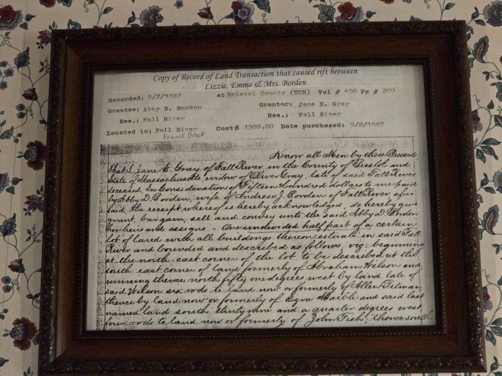 oggetti dentro lizzie borden house, reperti storici in mostra alla lizzie borden house