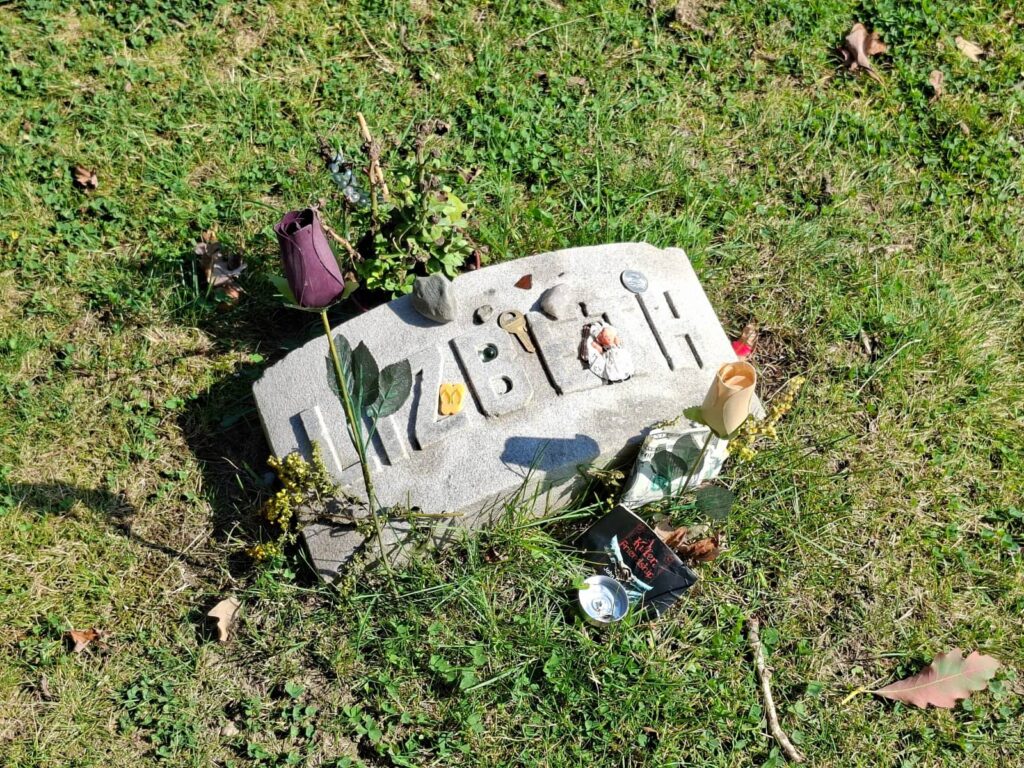 La tomba di Lizzie Borden, Oak Grove Cemetery